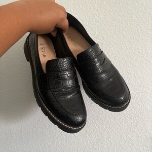 Black Crocodile Pattern Loafers